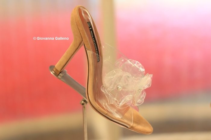 Merah Vodianova MICAM86 zapatos transparentes con flor - Photo by Giovanna Galleno